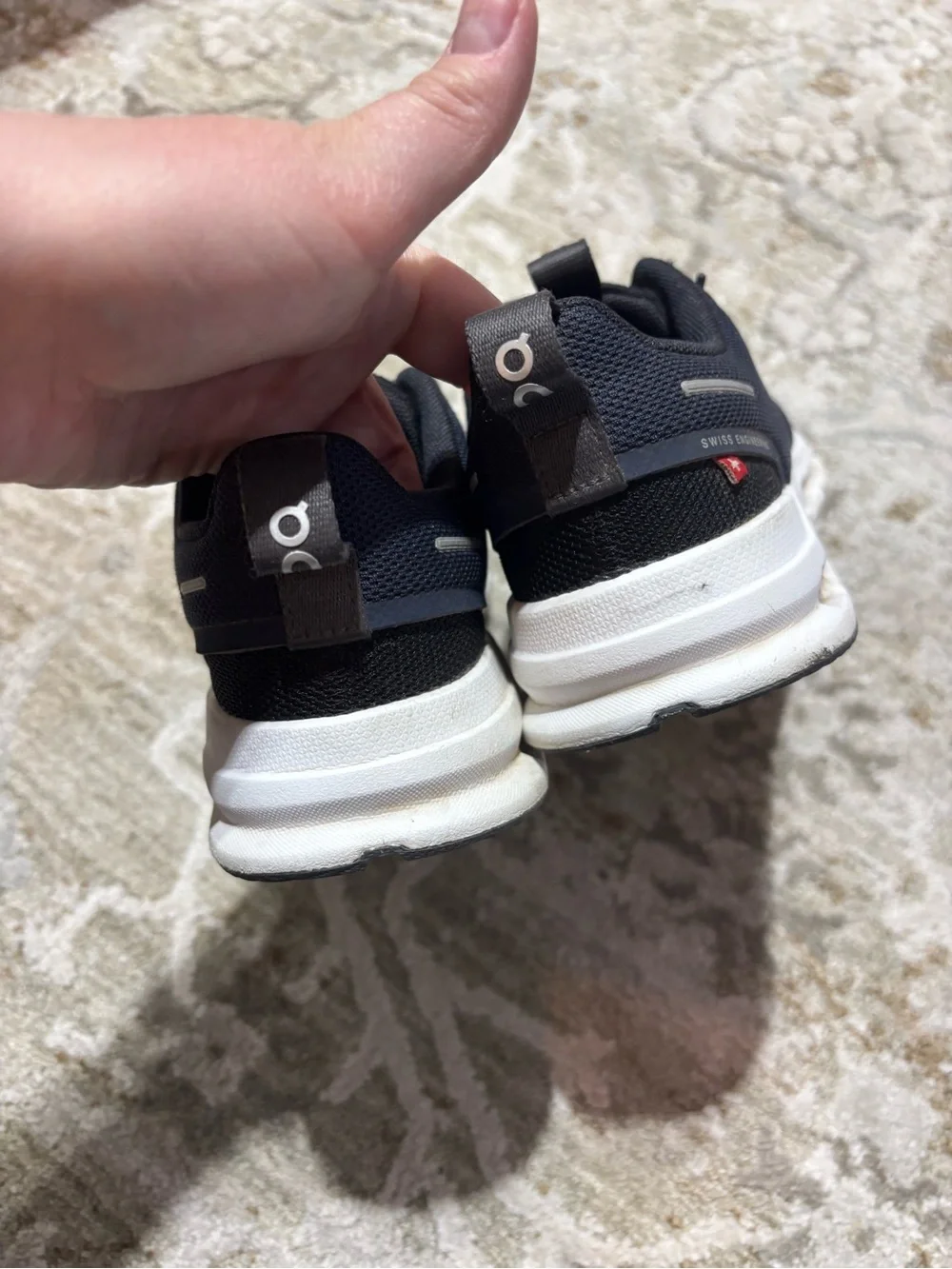 On Running Cloud kids boys Running Shoes - Navy/White size 3.5 youth